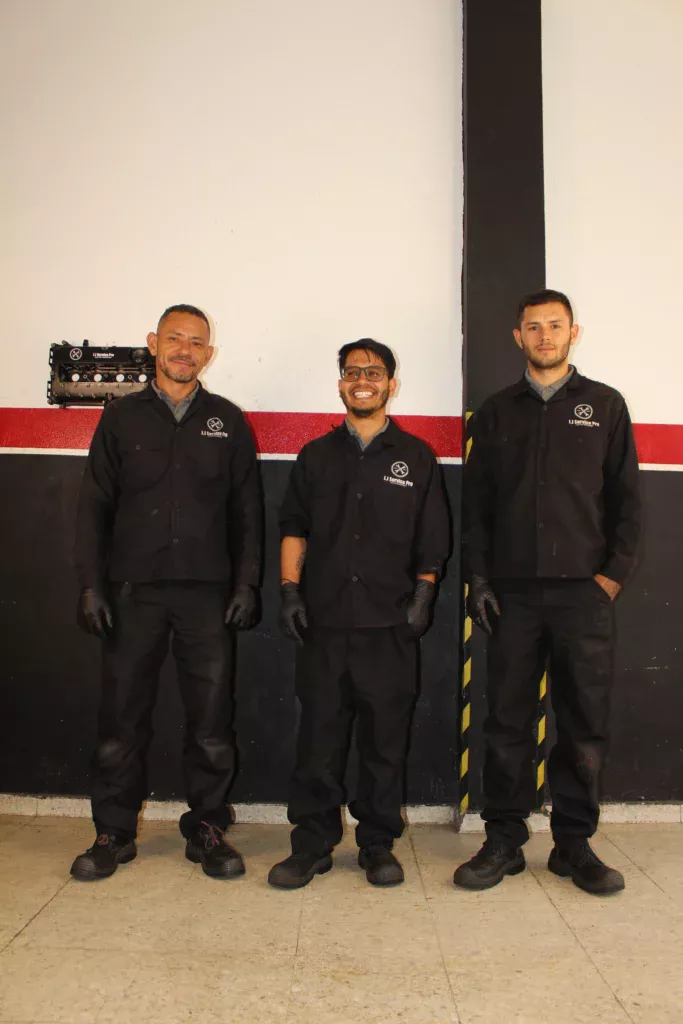 Equipo de trabajo dentro de taller mecánico automotriz JJS SERVICE PRO.